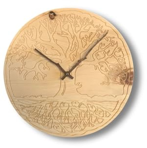 geborgenschlafen.com Zirbenholz Wanduhr „Uhr des Lebens“ : Ø 28 cm Massivholz aus Südtirol, Baum des Lebens Gravur, leises Quarz-Uhrwerk, handgefertigte Wanddeko fürs Wohnzimmer Schlafzimmer Büro