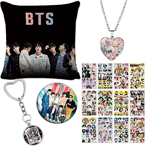 Kpop BTS Merchandise, BTS Geschenkset, 1 BTS Wurfkissenhülle, BTS Halskette, Aufkleber, BTS Schlüsselanhänger, Brosche, BTS Merch (A)