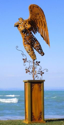 Casa Padrino Luxus Gartendeko Skulptur Engel auf Säule Rostfarben 53 x 98 x H. 300 cm - Große Stahl Deko Figur - Gartenfigur - Hotel Garten Deko