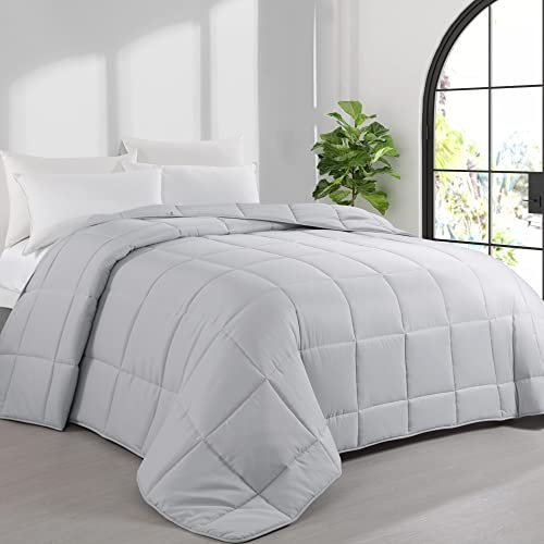 HOMBYS Alaskan King Size Steppdecke für alle Jahreszeiten, übergroße Bettdecke, extra große Daunen-Alternativ-Bettdecke mit Ecklaschen, 136 x 120 cm, Hellgrau