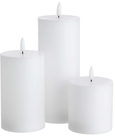 BUTLERS 3er Set LED-Kerzen mit Timerfunktion -Nordic Light- Elektrische Echtwachs-Kerzen mit flackernder Flamme und Fernbedienung | Flammenlose Stumpenkerzen Lichter Batterie-betrieben