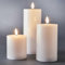 BUTLERS 3er Set LED-Kerzen mit Timerfunktion -Nordic Light- Elektrische Echtwachs-Kerzen mit flackernder Flamme und Fernbedienung | Flammenlose Stumpenkerzen Lichter Batterie-betrieben