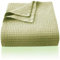 CHUFFED 100% Baumwolle Decke 150 x 200 cm, Weiche und Atmungsaktive Tagesdecke, Waffelmuster Leichte Decke als Sofadecke Couchdecke, Weich Kuschelige Wohndecke Wohnzimmer, Sofa Couch Avocado Green