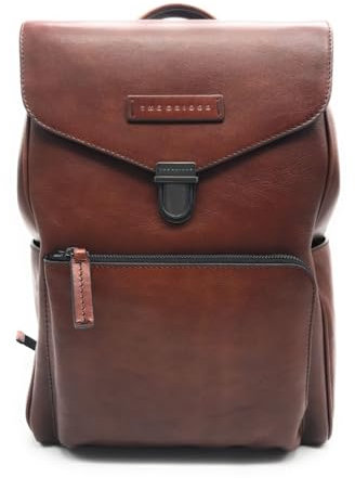 The Bridge Zaino porta pc realizzato in pelle con chiusura con patta e magnete. Presenta doppia tasca imbottita porta pc e tablet e una tasca con zip interna, due tasche laterali ed una frontale etern