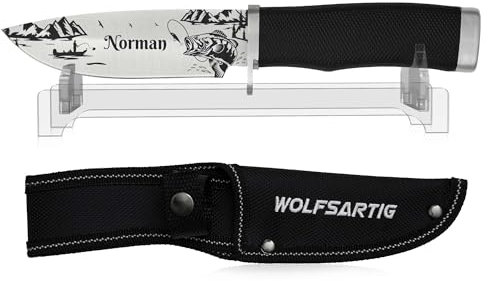WOLFSARTIG Angelmesser mit Namen – Geschenk für Angler – Geburtstag, Vatertag, Weihnachten – personalisierbares Messer für Männer (mit Ständer)