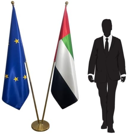 CN8-EU-UAE Flaggen EU + Vereinigte Arabische Emirate mit doppeltem Fahnenmast und goldfarbener Basis, diplomatische Präsentation, offizielle Innenverwendung, Größe 100 x 150 cm