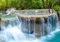 wandmotiv24 Fototapete Wasserfall im Dschungel, 400 x 280 cm - selbstklebende Strukturtapete, Wanddeko, Wandbild, Wandtapete, Fluss, Felsen, Stein M5761