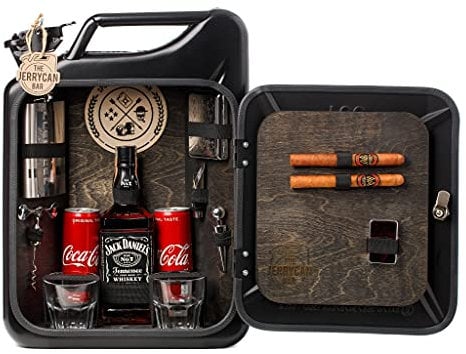 Die Minibar für echte Kerle | Geschenk für Männer und Frauen | JerryCan Black Edition | Männerhandtasche | Vatertagsgeschenk | Geburtstagsgeschenk | Männergeschenk