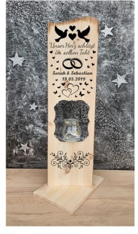 Personalisierter Holzaufsteller zur Hochzeit – „Unser Herz schlägt im selben Takt“ – romantische Gravur mit Tauben & Herzen – Geschenk aus Holz mit Windlicht – 80×20 cm