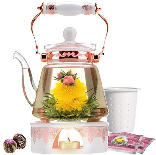 Teabloom Teekanne Buckingham Palace & Blühendes Teegeschenk Set - Herdplattensichere Teekanne (1200 ml), Porzellandeckel, Teewärmer, Infuser aus Porzellan für losen Tee, 2 blühende Gourmet Rosen Tees