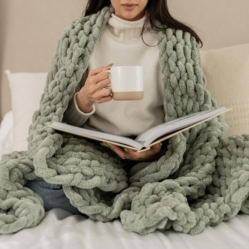 SAMIAH LUXE Large Green Chunky Knit Blanket Throw 50x70 - Chunky Blanket for Farmhouse Decor; Boho Decor Throw Blanket for Fall Decor; Tight Braided Thick Cable Knit Throw for Couch or Queen/King Bed
