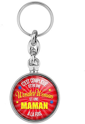 BADGMANIA Porte Clés Métal 2 faces C'est compliqué d'être une Wonder Woman et une Maman à la fois - Fond Rouge - Idée Cadeau Fêtes des Mères Anniversaire Logo 33mm