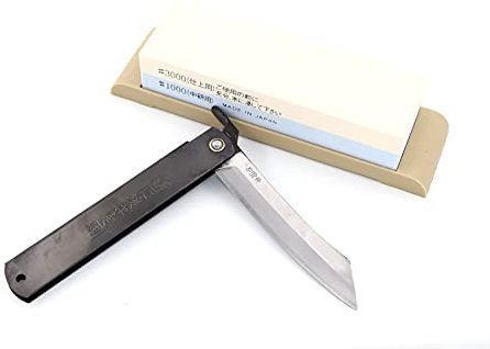 HIGO NO KAMI Higonokami Combiné Couteau de Poche Pliant Japonais Lame Acier au Carbone SK et sa Pierre à Aiguiser Suehiro Double Face Grain 1000/3000 (SK Manche Noir)