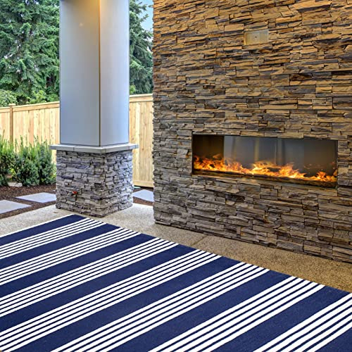 FAB HAB Mariona Streifen - Blau & Weiß Flachgewebe Teppich aus recyceltem PET (Polyestergarn) für den Innen- / Außenbereich (60 cm x 90 cm)