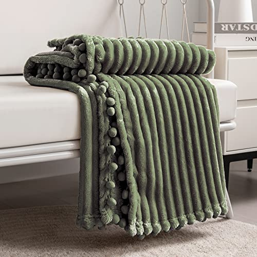 DISSA Fleecedecke für Doppelbett, 60 x 80 cm, Olivgrün, weich, flauschig, flauschig, warm, gemütlich, Perfekter Überwurf für Couch, Bett, Sofa, mit Pompon-Fransen, Flanelldecke