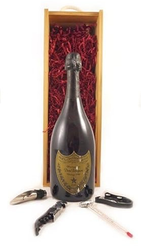 Dom Perignon Vintage Champagne 1999 in einer mit Seide ausgestatetten Geschenkbox, da zu 4 Weinaccessoires, 1 x 750ml