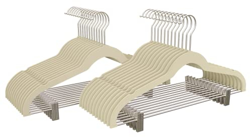 COM-FORT HOUSE | Percha Terciopelo con Pinzas | Color Beige | Antideslizantes y Resistentes | Perchas para Ropa | Ideal para Chaquetas, Pantalones o Blusas | 24 Unidades