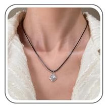 Cybche Boho Filigrane Erdbeer-Anhänger Halskette Schwarzes Lederhalsband Choker Silberne Erdbeer-Halskette Leder-Seil-Kette Halskette Süße Erdbeer-Frucht-Halskette Schmuck Für Frauen