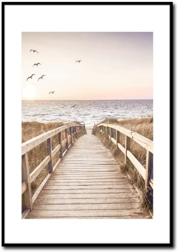Rahmenbild Gold Jetty | Artbox Wandbild | Bild mit Rahmen schwarz | Meer Strand Steg Urlaub Vögel Sonnenuntergang Sonne Himmel Gras | Wohnzimmer Schlafzimmer Büro | rosa Pastell blau | 50 x 70 cm