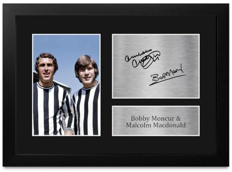 HWC Trading FR A4 Bobby Moncur & Malcolm Macdonald Magpies Geschenke Gedrucktes Signiertes Autogramm Foto für Fußball Anhänger and Fans - A4 Framed
