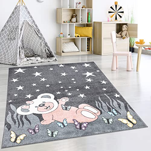 payé Teppich Kinderzimmer - Grau - 120x160cm - Chilliger Bär mit Schmetterlinge Sterne in Pastellfarben Spielteppich Kinderteppich Kurzflor Weich