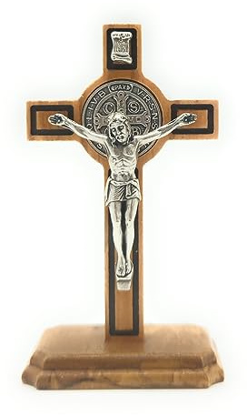 OVUNQUE PROTEGGIMI Croix de Saint Benoît en bois d'olivier de 8 cm de haut avec base. Croix Saint Benoît à poser.