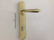 MANIGLIA PER PORTA SIDNEY 1126 P IN MARITECH ORO LUCIDO, FORO PATENT, CON PLACCA INTERASSE MM.90 COMPLETA PER UNA PORTA DENTRO+FUORI, CON MOLLA DI RITORNO VITI DI FISSAGGIO COMPRESE