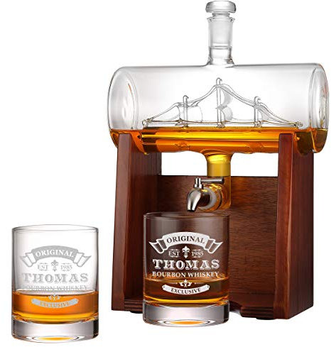 Whisky-Dekanter mit 2 Whiskygläser 320ml, hochwertige Whisky-Karaffe mit Segelschiff 1000ml mit hochwertigen Holzständer und Edelstahlhahn, bleifreier Dekanter, ideal als Geschenkidee für Männer