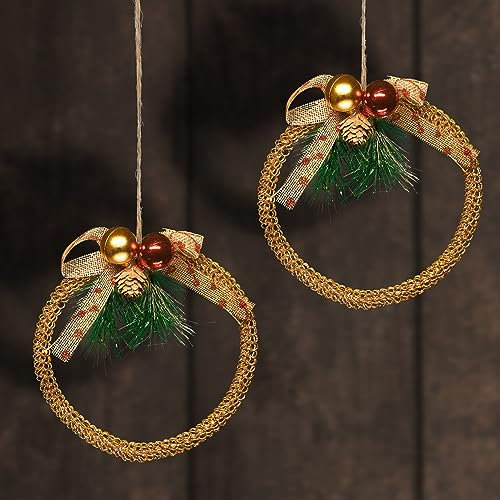com-four® 2X Deko Weihnachts-Kranz - Adventskranz mit Zapfen, Schleife, Kugeln und Tannengrün - goldfarbener Weihnachtskranz - weihnachtlicher Deko-Aufhänger (Kranz - goldfarben - 2 Stück)