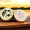 Messing-Sonnenuhr-Kompass mit Lederetui – Sonnenuhr-Kompass, Geschenke für Ehemann, Ihn, sie, Hochzeitstag, Uhr zum 50., 40., 25., 20., 10. oder 1. Jahr, Emotionales Zitat