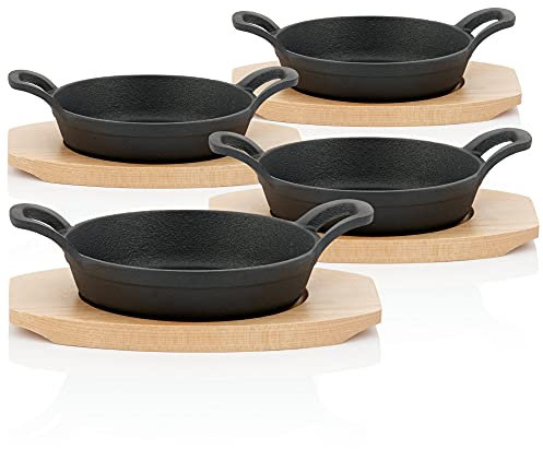 BBQ-Toro Gusseisen Servierpfännchen mit Holzunterlage (4 Stück) | Ø 16 cm | bereits eingebrannt - preseasoned | Gusseisen Grillpfannen, Pfännchen, Servierpfanne, Grillpfanne, Gusspfanne