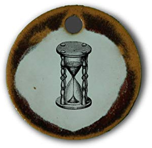 Schöner Keramik-Anhänger „Sanduhr“ in rot marmoriert; Schmuck Kette Kettenanhänger Geschenk Kunsthandwerk Keramik rund Talisman Halskette Aufmerksamkeit Mitbringsel individuell