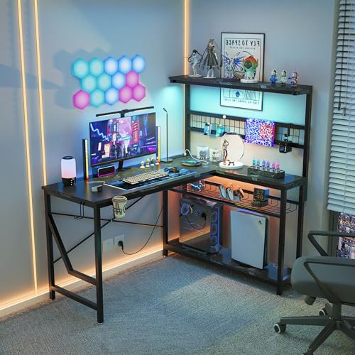 Bestier - Scrivania da gaming da 42 l, con prese di corrente, luci LED, scrivania angolare reversibile con 4 ripiani, portabicchieri e gancio, marmo nero