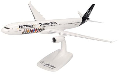 herpa Snap-Fit Modellflugzeug Lufthansa Airbus A330-300 Fanhansa - Diversity Wins - D-AIKQ, Miniatur im Maßstab 1:200, Sammlerstück, Modell mit Standfuß, Kunststoff, Weiß