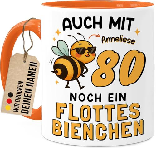 Tassenliebling® 80. Geburtstag lustige Tasse personalisiert mit Namen - Flottes Bienchen - Geschenkidee Freundin Mama Oma Kollegin - Beidseitiger Druck - 330ml Keramik