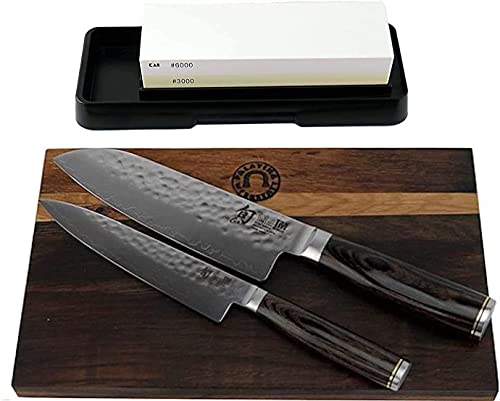KAI Shun Tim Mälzer Damast Messerset, Santokumesser 18 cm TDM-1702 + Allzweckmesser TDM-1701 + Fassholzbrett 30x18 cm + Schleifstein AP-0316 VK: 485,-