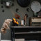 Qazqa - Industrie I Vintage I Industrie I Vintage I Tischlampe schwarz mit Gold I Messingener Innenseite - Magna Eglip I Wohnzimmer I Schlafzimmer - Stahl Rund - LED geeignet E27