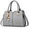 NICOLE & DORIS Damen Handtasche Mittelgross Elegant Handtaschen Mode Umhängetasche Henkeltaschen PU Leder Alltags Schultertasche mit Quasten Anhänger Hellgrau