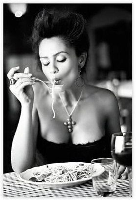 Leinwandposter Woman Eating Spaghetti, Schlafzimmerdekoration, Landschaft, Büro, Raumdekoration, Geschenk, 20 x 30 cm