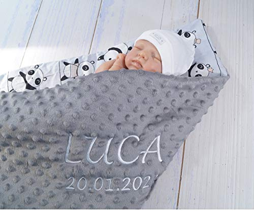 Personalisierte Babydecke mit Namen – Grauer Plüsch & weiße Baumwolle mit süßen Bären – Bestickt, Warm & Wintergeeignet, 75x100 cm – Geschenk zur Geburt & Taufe (Grau - Pandas, 75 x 100 cm)