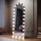 SIRHONA Miroir sur Pied LED 160x60cm, Miroir Pleine Longueur avec 26 Ampoules Détachables 3 Couleurs, Miroir voûté Dimmable, Mémoire, Port USB, Montage Accrocher ou Placer, Antichute
