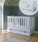 ZEEBRA - Babybett Kinderbett, 2w1 Bett Bambi - Dreistufige Einstellung für Nicht Sitzendes, Sitzendes und Stehendes Kind - DREI Abnehmbare Sprossen - mit Schublade und Geländer - 60x120x86cm, Weiß
