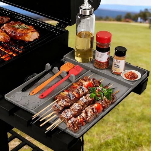 Silikon Grillmatte, Gasgrill Seitentische Matte, BBQ Utensilienhalter mit 3 Bürsten, für Gewürze, Flaschen und Grillwerkzeuge, Hitzebeständig und Leicht zu Reinigen