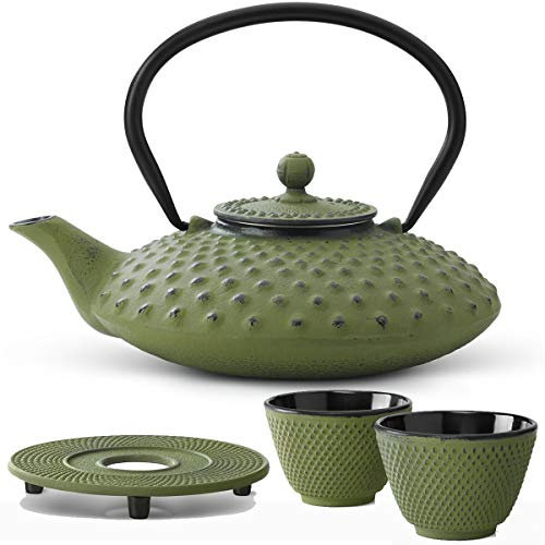 Teekanne asiatisch Gusseisen Set grün 0.8 Liter mit Edelstahl Tee-Filter Sieb-Einsatz für losen Tee mit Stövchen und Teebecher (2 Tassen)