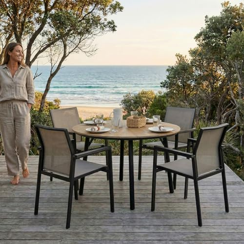 Gartenmöbel Set AGAPE/WINDY mit 4 Stühlen, Natur - Outdoor Essgruppe für 4 Personen, Gartentisch rund 120 cm mit Holzoptik, 4 stapelbare Gartenstühle, Terrassenmöbel wetterbeständig & pflegeleicht