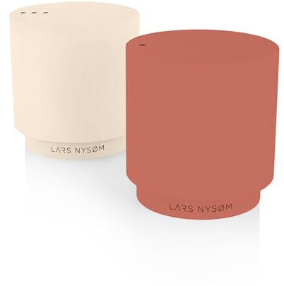 LARS NYSØM Juego de Salero y Pimentero | Salero y Pimentero de Acero Inoxidable con Moderno Diseño Minimalista, Fácil Recarga (Red/Beige)