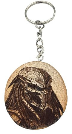 Promotech Predator Film Charakter Handgefertigter Lasergravierter Einzelstück Schlüsselanhänger aus Holz – Kultiges Design für Film- und Sammlerfans