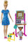 Barbie Coffret Poupée Maîtresse D’école avec Poupée Enfant, Tableau Chevalet, Ordinateur Portable, Sac À Dos, Bureau D’écolier, Tortue De Compagnie, Jouet Enfant, Dès 3 Ans, HCN19