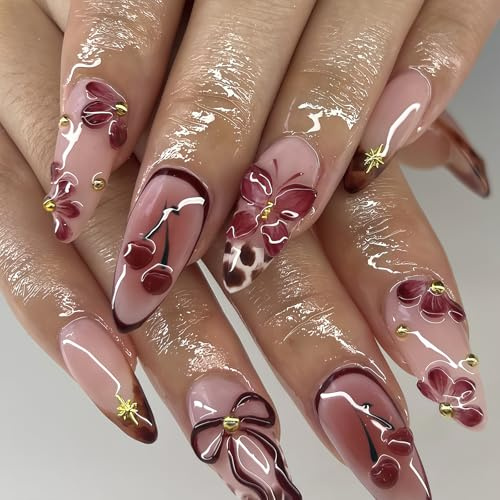 Auroriel 24 pièces ongles pressés amande French tip marron avec motif fleurs 3D & papillons, faux ongles acrylique nude brillant avec nœud cerises rouges réutilisables po