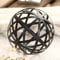 MOCOME Dekorative Metallkugel, 15,7 cm, Schwarz – Heimdekoration und Couchtisch-Akzent